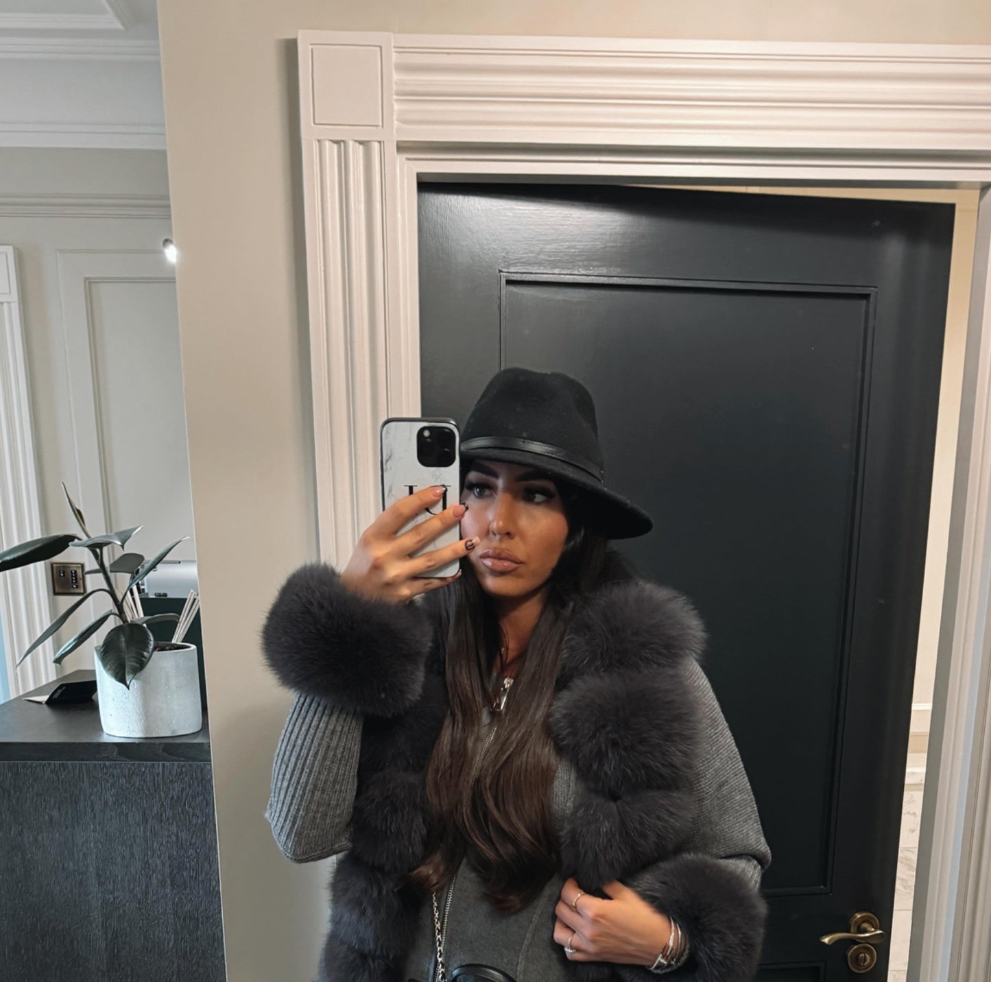 Elegantes, flauschiges Damen-Wintermodell von Korah