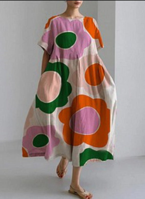 Elegantes Julia Kleid: Rundhals, modische Schnittführung