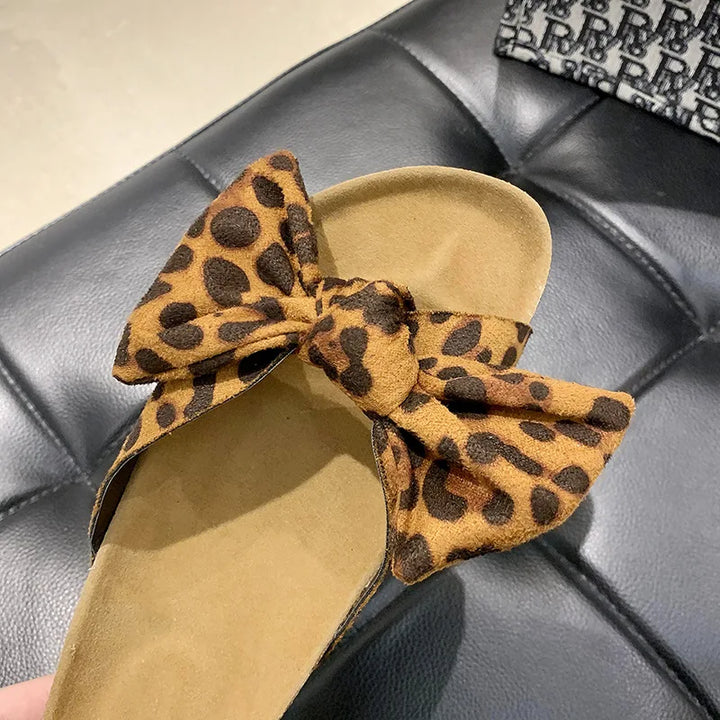 Hausschuhe von Billie mit Schleife