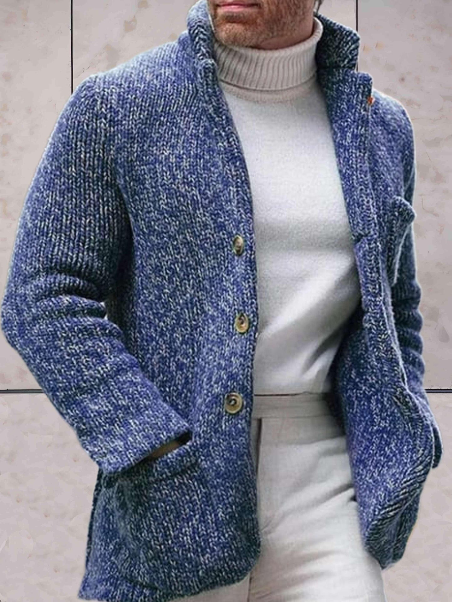 Eynara: Oversize Strickjacke mit hohem Kragen und Knöpfen