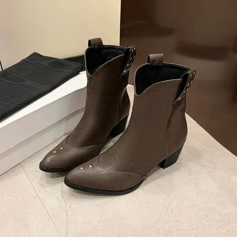 Pointed-toe studded ankle boots - Ida