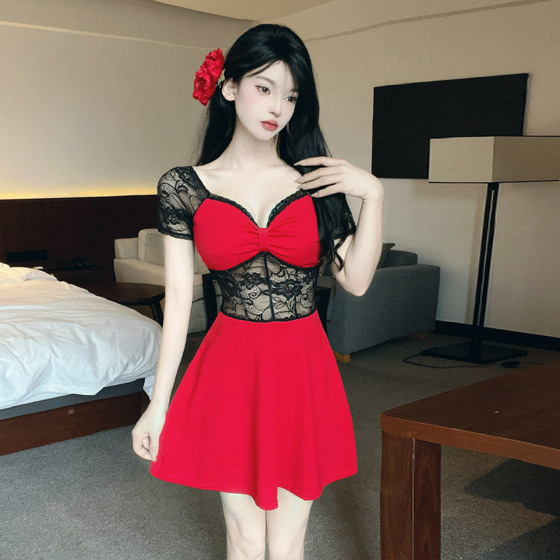 Kurzes Fudus Spitzenkleid mit ausgestelltem Schnitt und kurzen Ärmeln