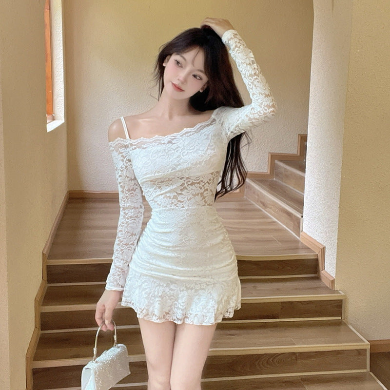 Verführerisches Bodycon-Kleid mit Spitzendetails und schulterfreiem Schnitt von Fudus