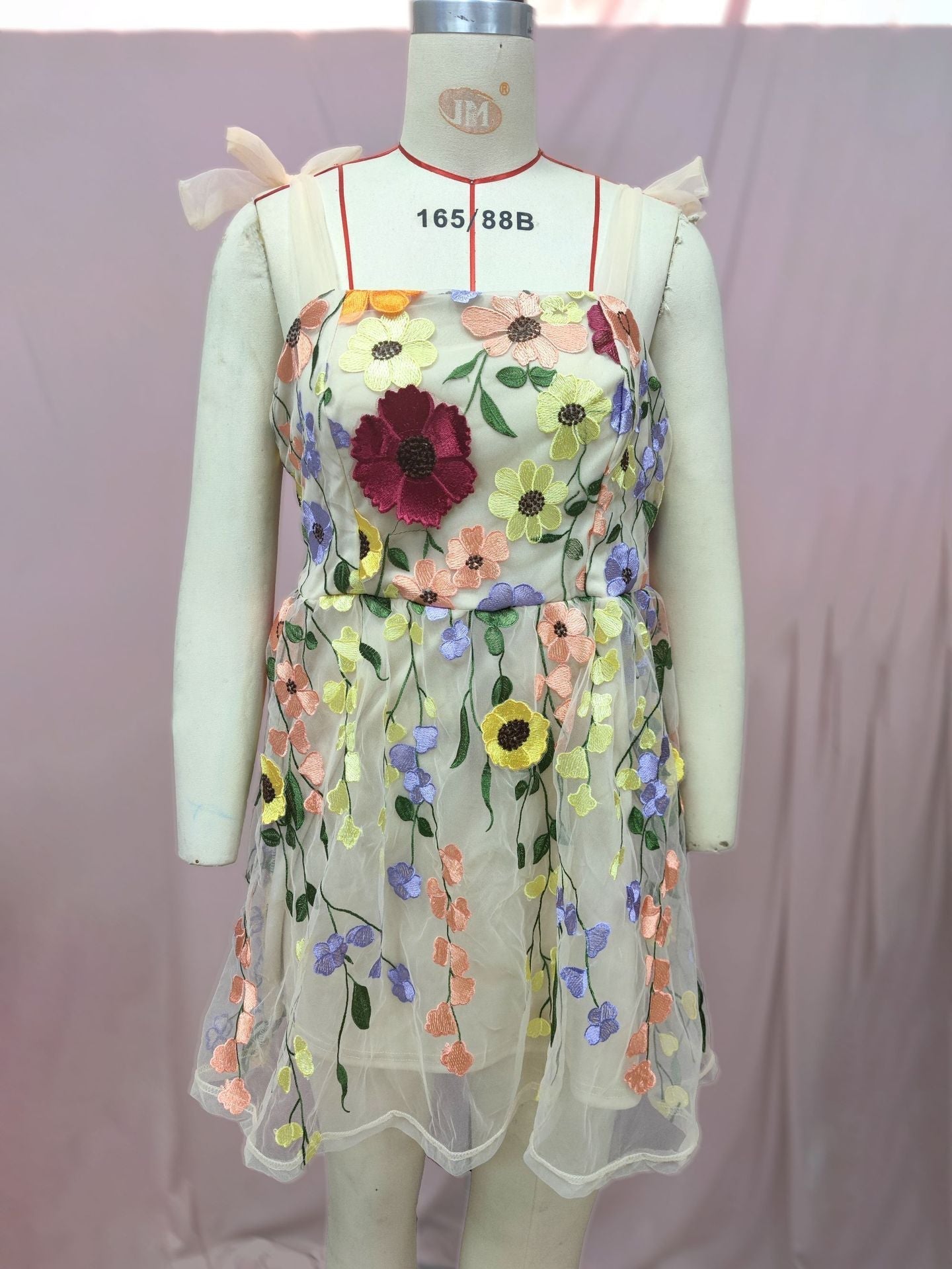 Fudus Sinnliches Bodycon-Kleid mit Spaghettiträgern