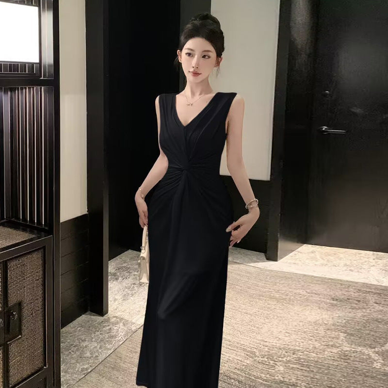 Fließendes V-Ausschnitt-Kleid mit Falten und asymmetrischem Saum