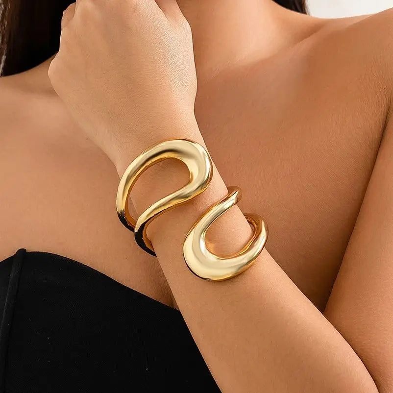 Damen-Armband Susanne: Klassisch, geometrisch, gedreht und offen
- Krohn-e