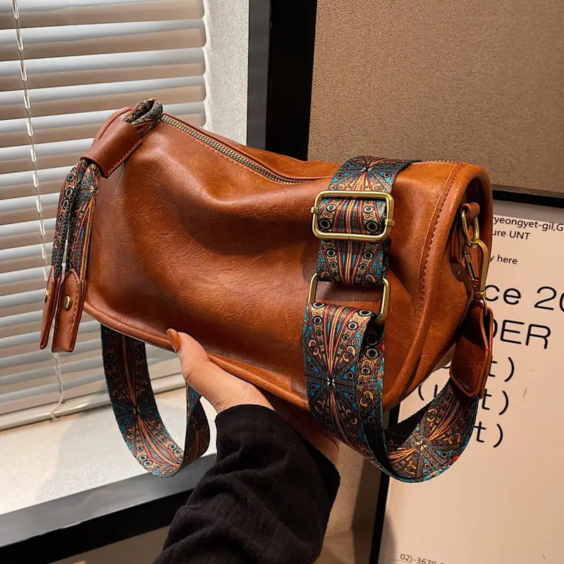 Doris: Umhängetasche mit grafischem Muster
- Krohn-e