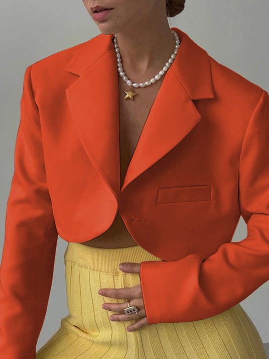 Enganzende Blazer mit steifem Revers