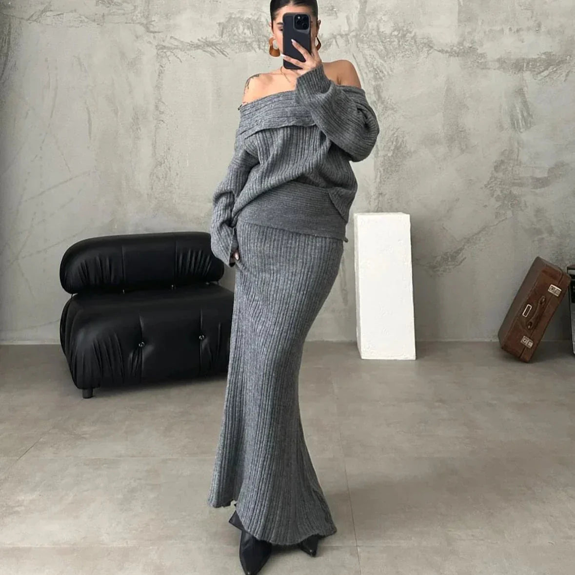 Krohn-e | Elegantes Satz Aus Schulterfreiem Pullover und Tailliertem Strickrock