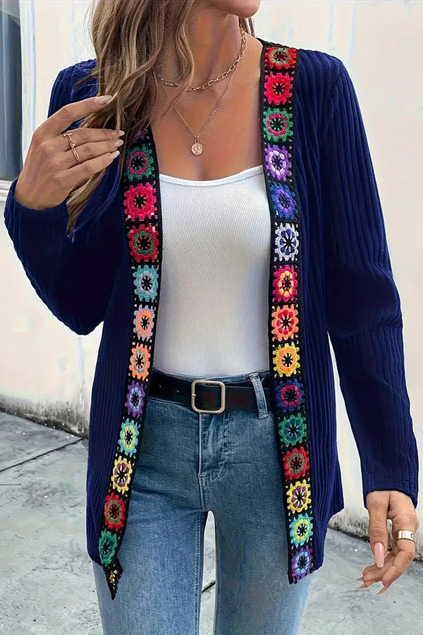 Krohn-e | Strickjacke mit Blumenrand und langen Ärmeln