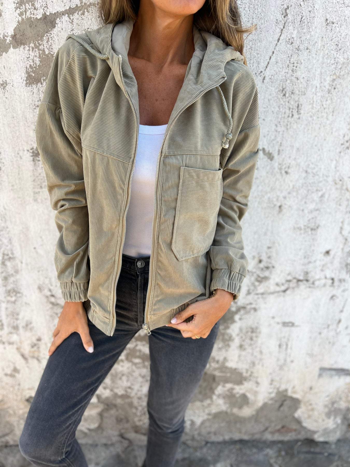 Krohn-e | Lässige Jacke mit Weißer Kapuze und Reißverschluss