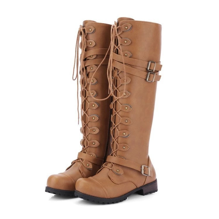 Krohn-e | Flache Retro-Stiefel mit Schnalle und Schnürsenkeln