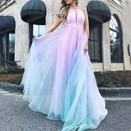 Elegantes Abendkleid von Krohn-e mit tiefem V-Ausschnitt und langem Rock