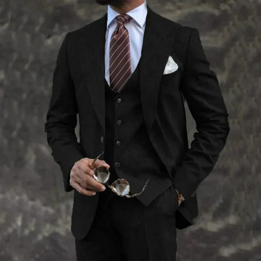 Dreiteiliger Herrenanzug mit Umlegekragen, leicht