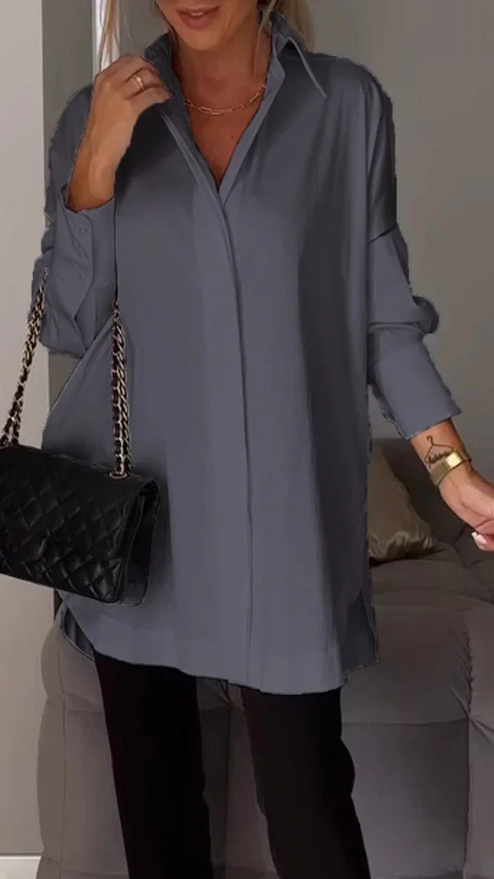 Weite Hemdbluse mit hochgekrempelten Ärmeln von Fudus