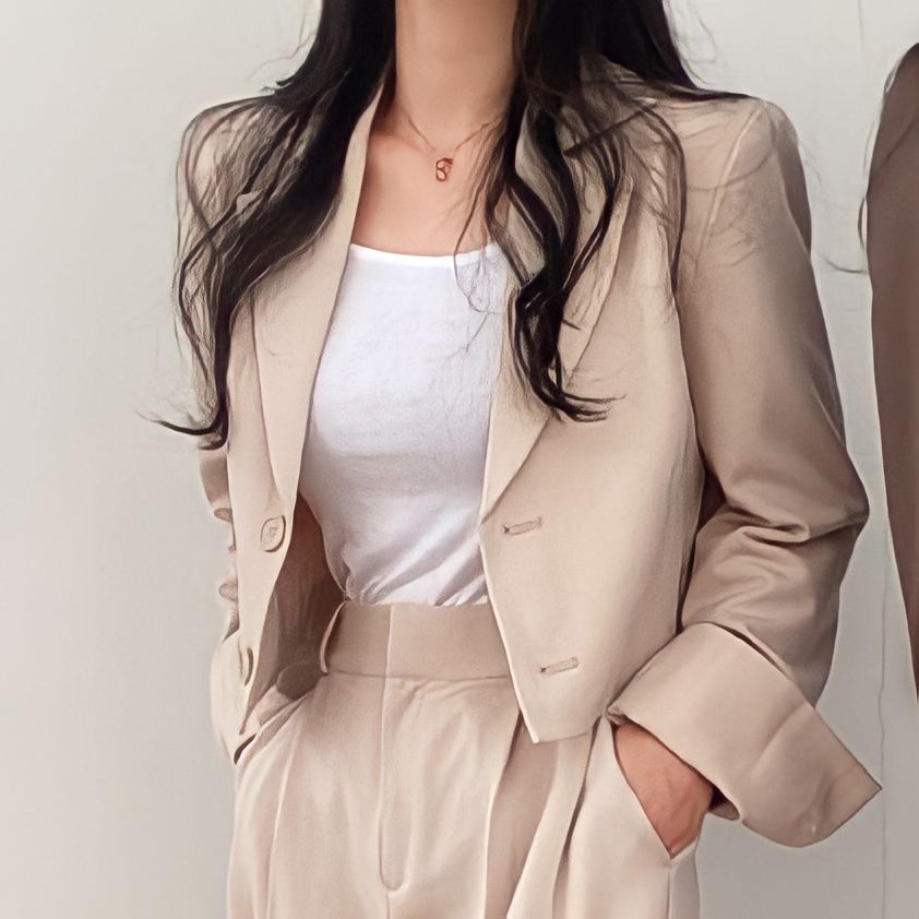 Anzug mit kurzem Mantel