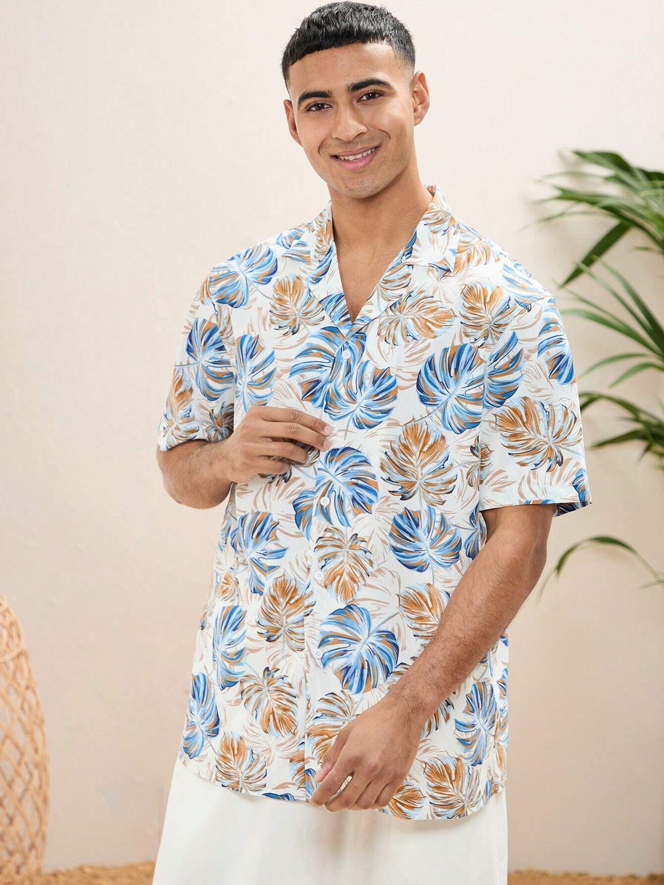 Böhmisch gemustertes Kurzarmhemd mit Pflanzenmotiv