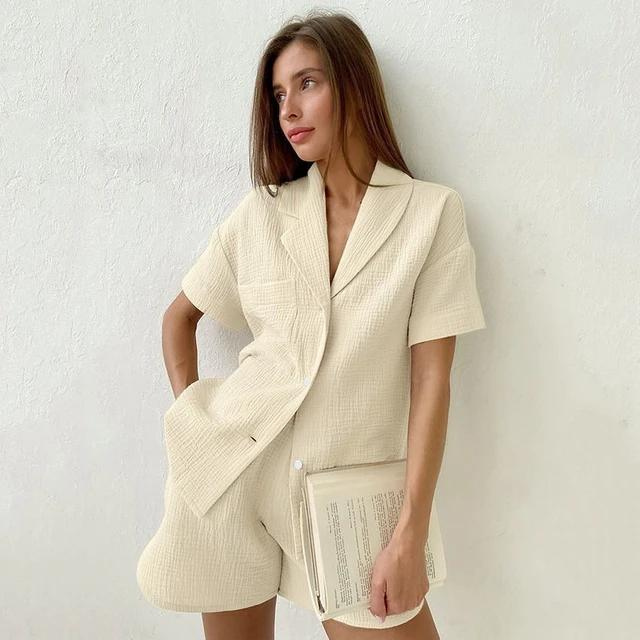 Einfarbiger Anzug mit Taschen