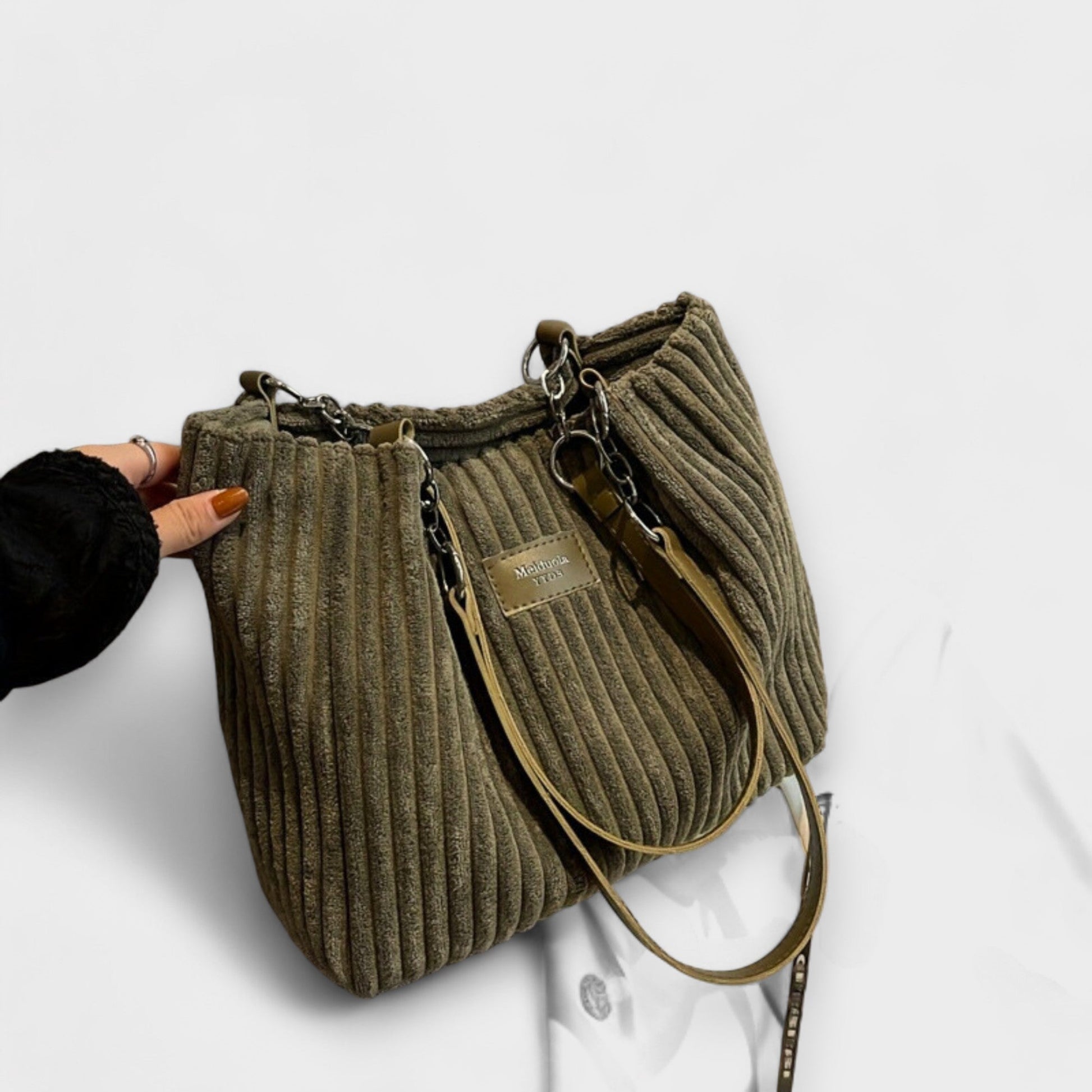 KROHN-E Damen Schultertasche gerippt Metallketten modern