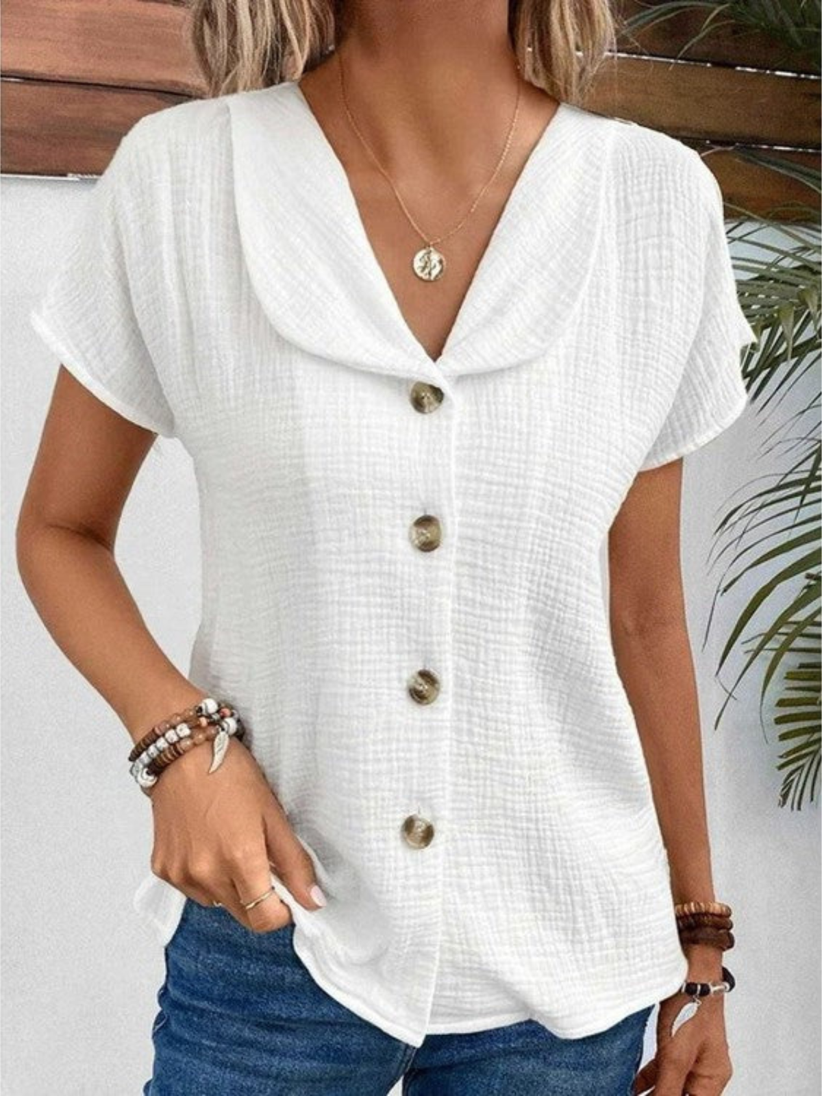 Modische Bluse von Elina mit Stehkragen und Knöpfen