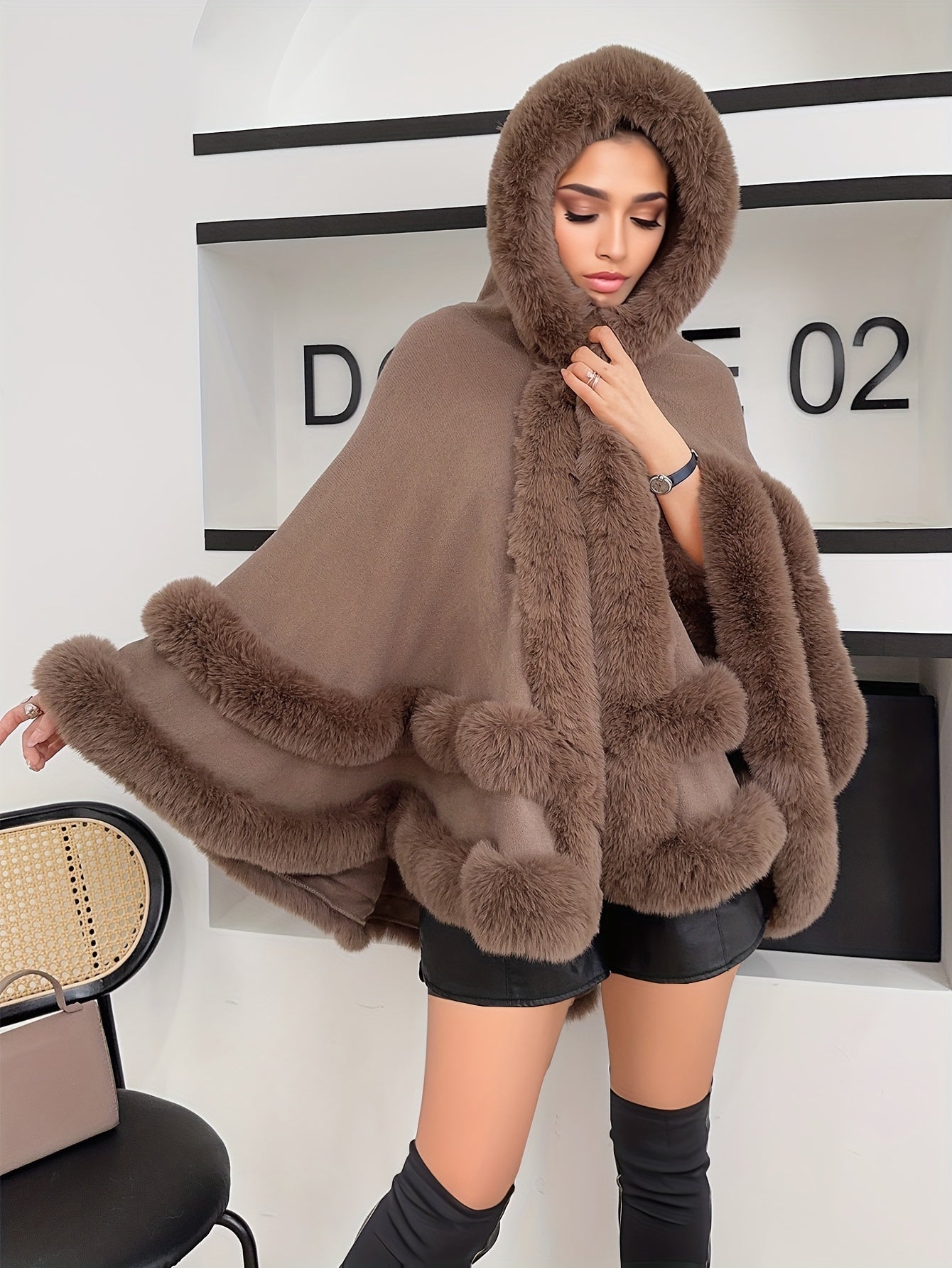 Krohn-e | Oversized Furry Cape Jacke für Frauen