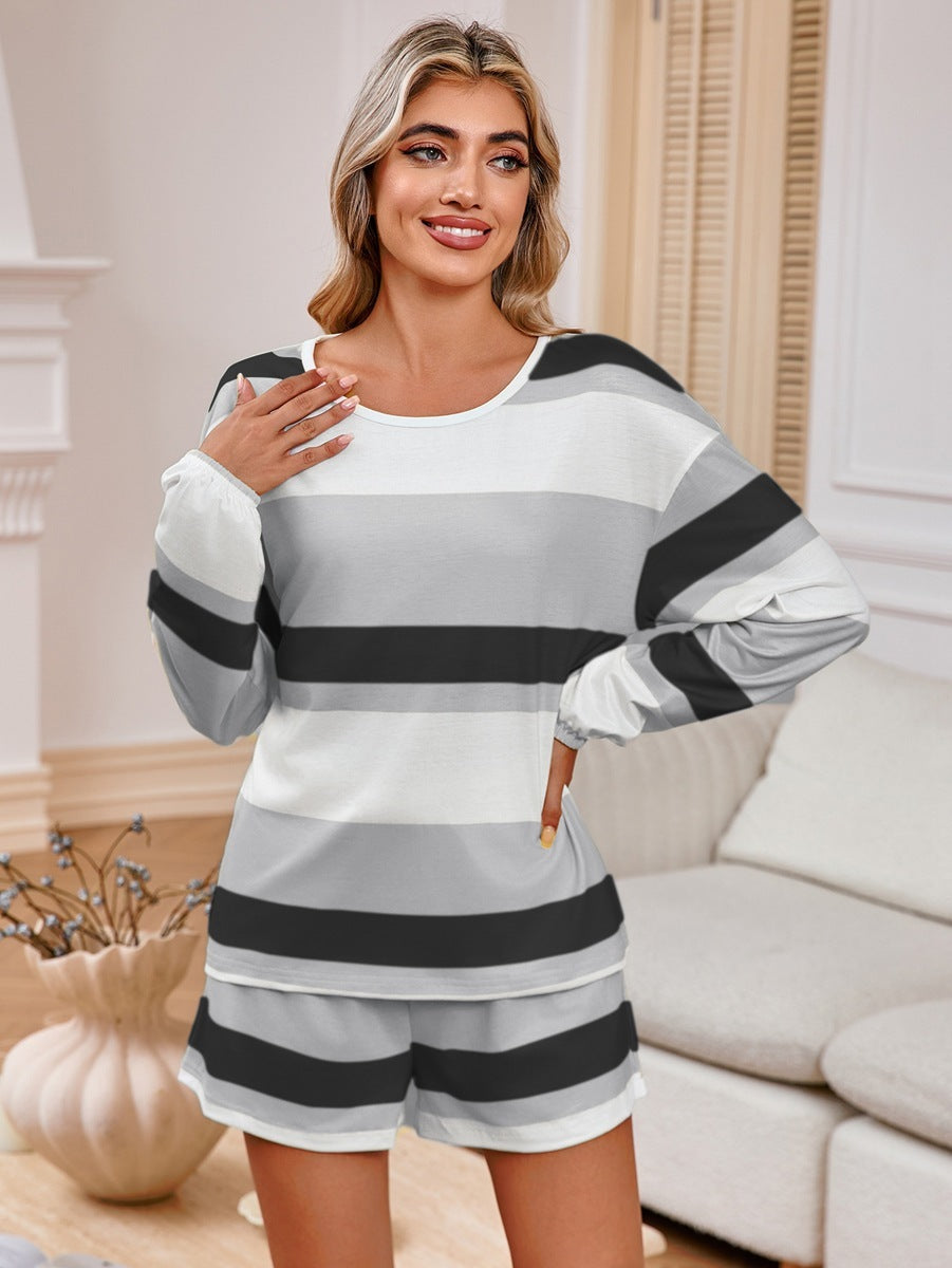 Damen-Set: Langarm-Shirt mit Streifen und Shorts von Fudus