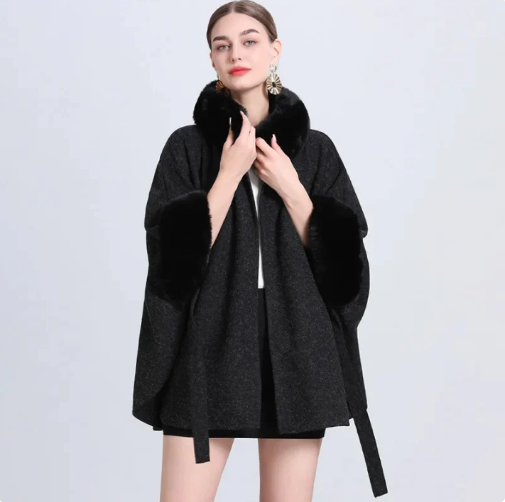 Krohn-e | Winter Cape Mantel