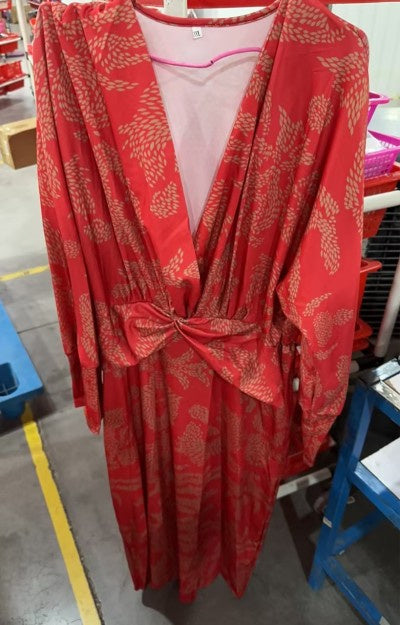 Fudus Kleid: Gemaltes Design, V-Ausschnitt, Dreiviertelärmel