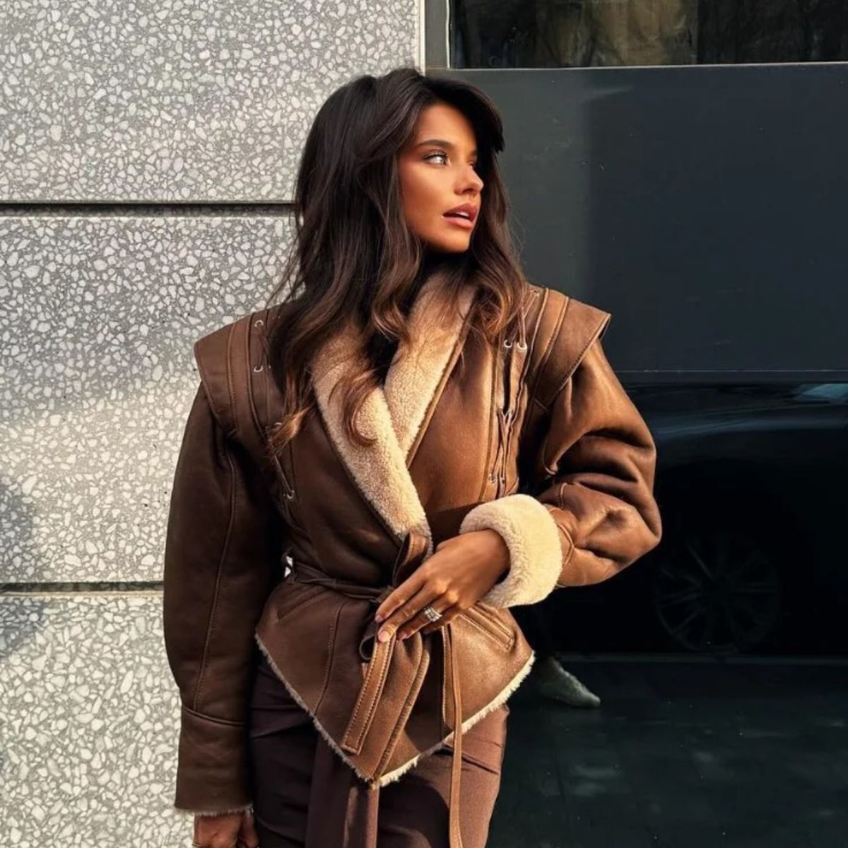 Krohn-e | Stylische Kunstlederjacke mit Teddy Futter und Schnürdetails