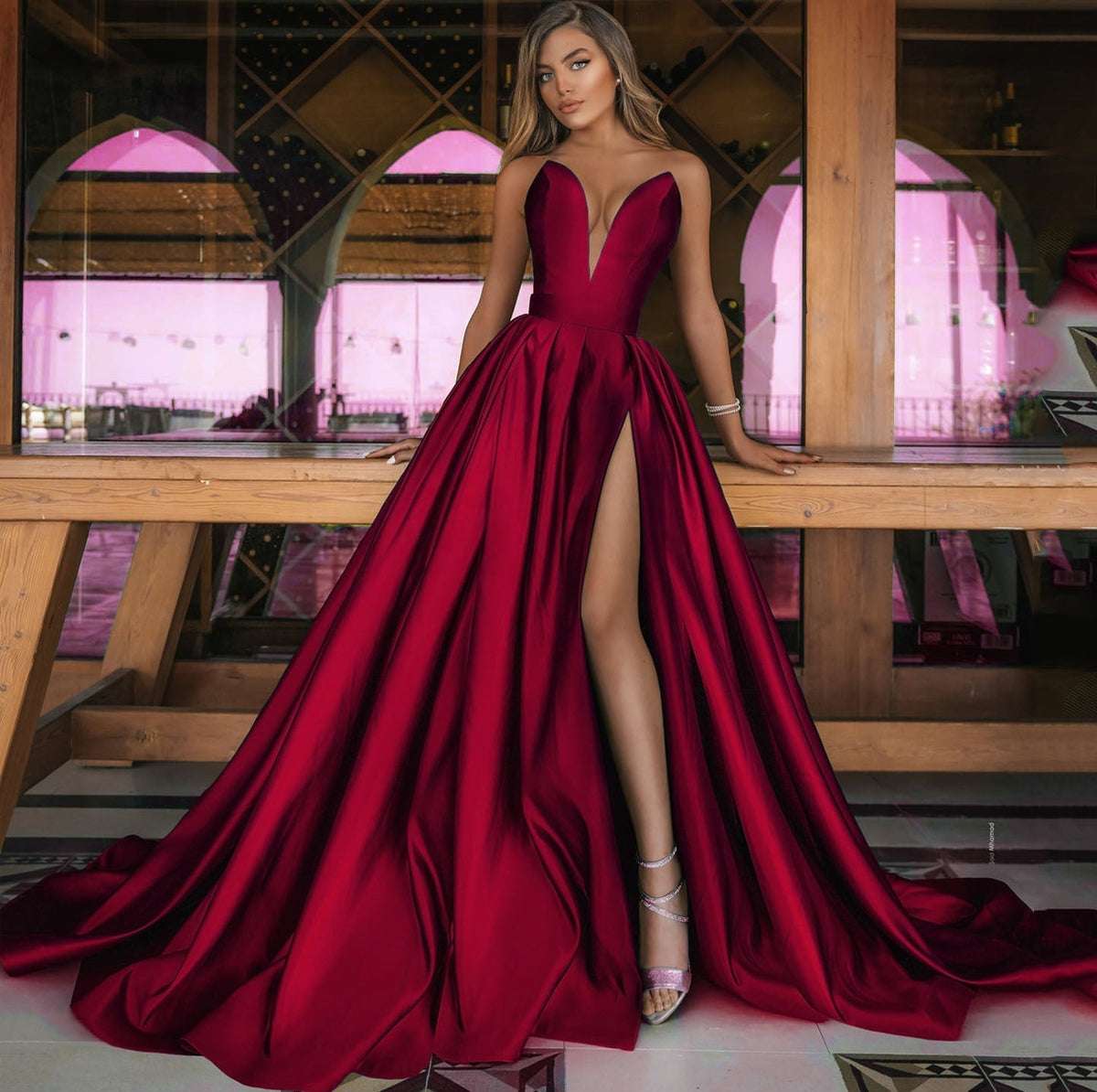 Elegantes langes Hochzeitskleid mit Schlitz von Krohn-e