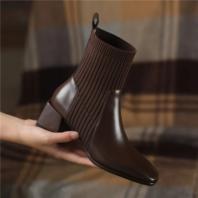 Krohn-e | Stiefel mit Quadratischer Zehenpartie und Elastischen Stricksocken