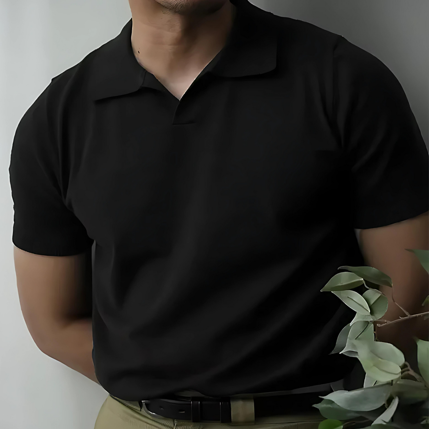 Herren Polohemd im klassischen Stil mit V-Ausschnitt und geripptem Muster