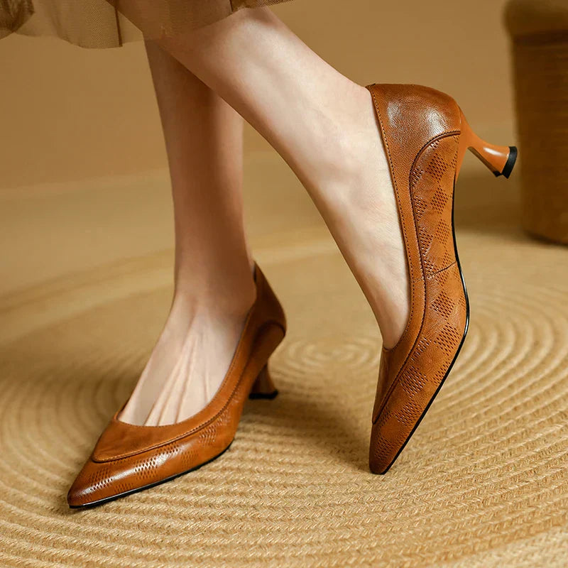 KROHN-E Damen Kitten Heel Pumps Spitz Schwarz