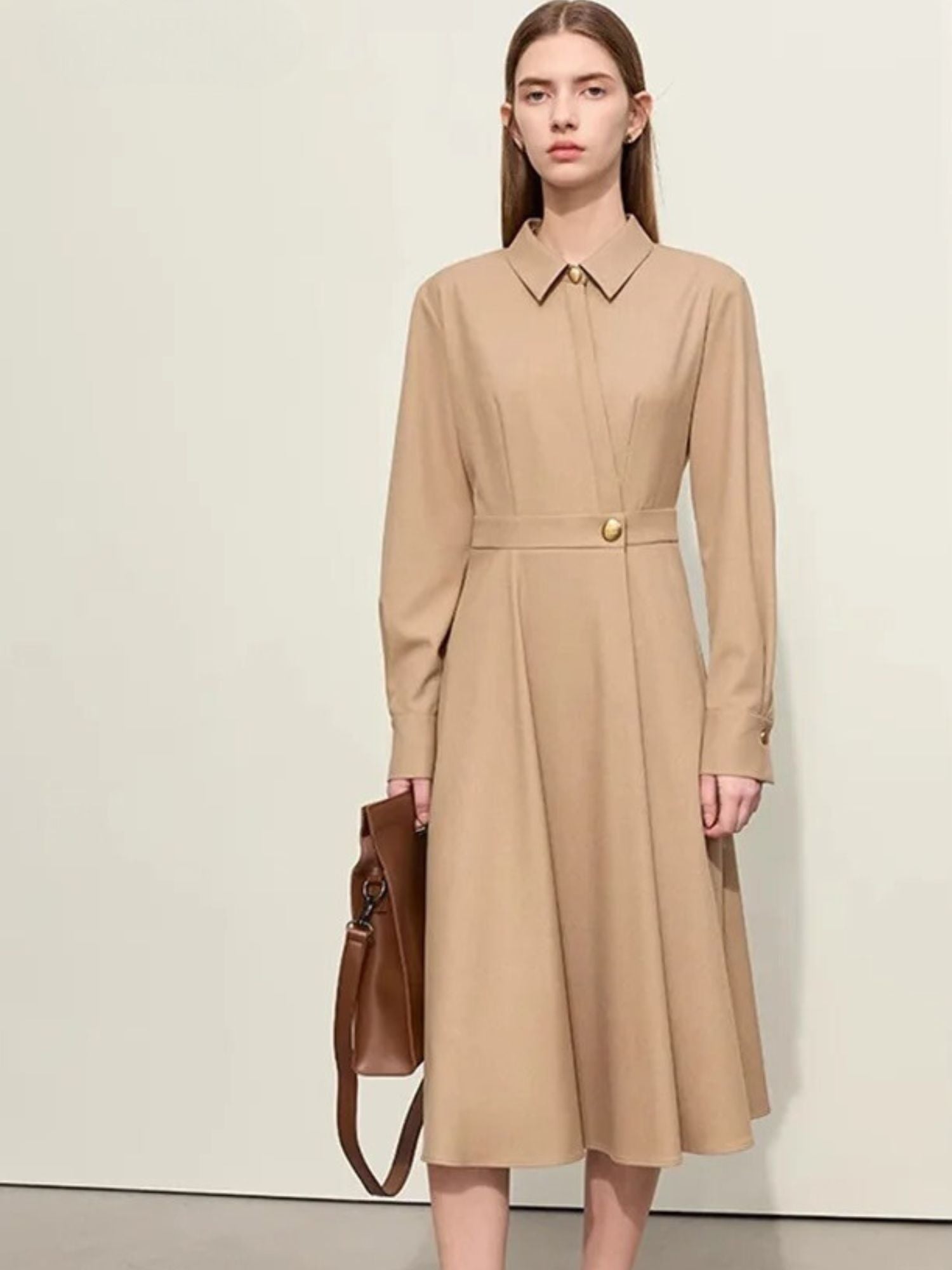 Wadenlanges Kleid mit asymmetrischem Schnitt und Metallgürtelschnalle