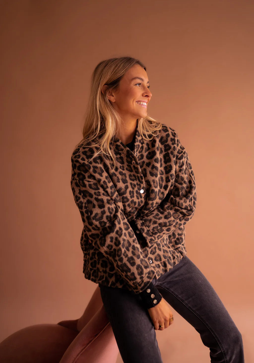 Krohn-e | Damen Bomberjacke mit gerüschten Ärmeldetails