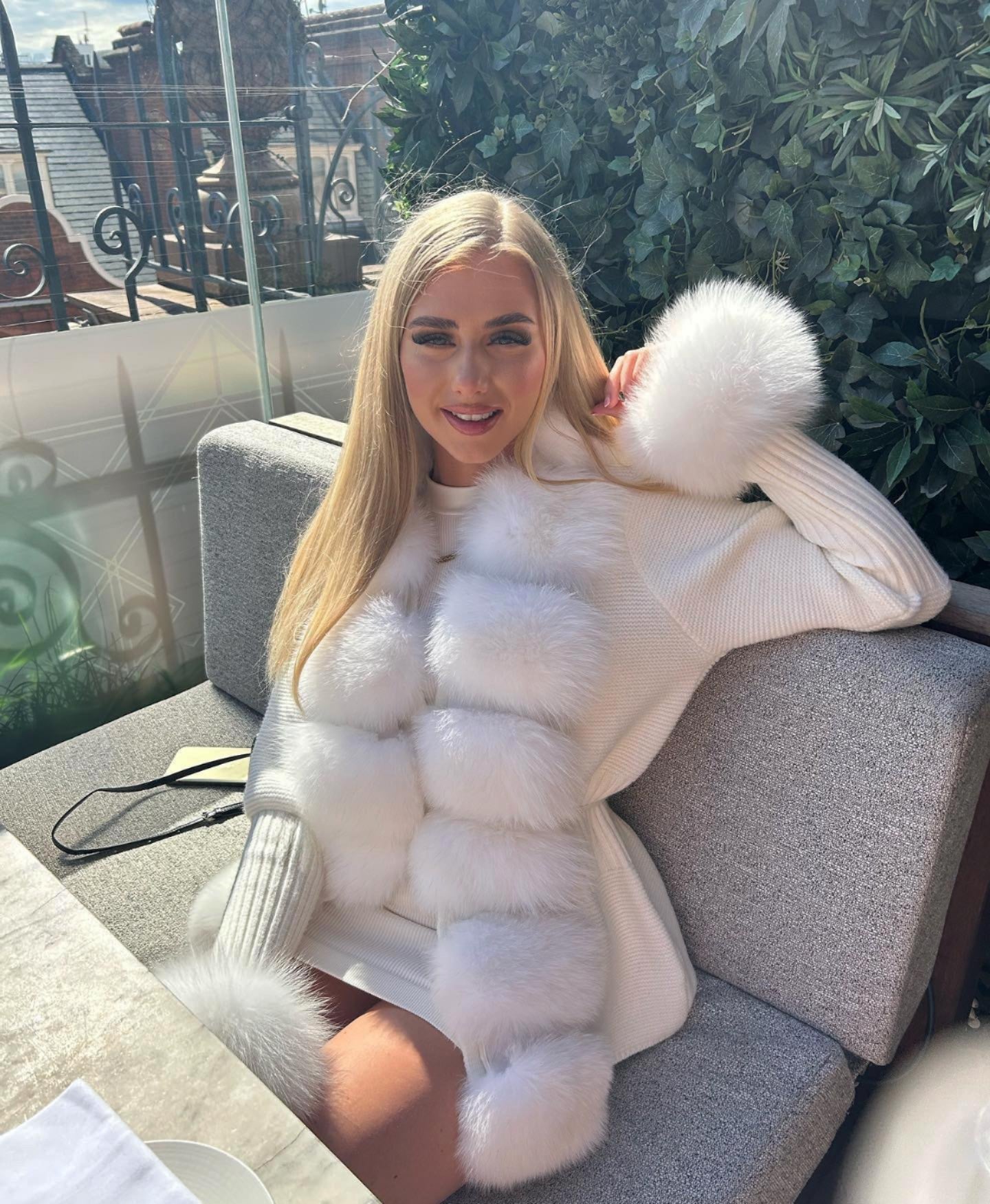 Elegantes, flauschiges Damen-Wintermodell von Korah