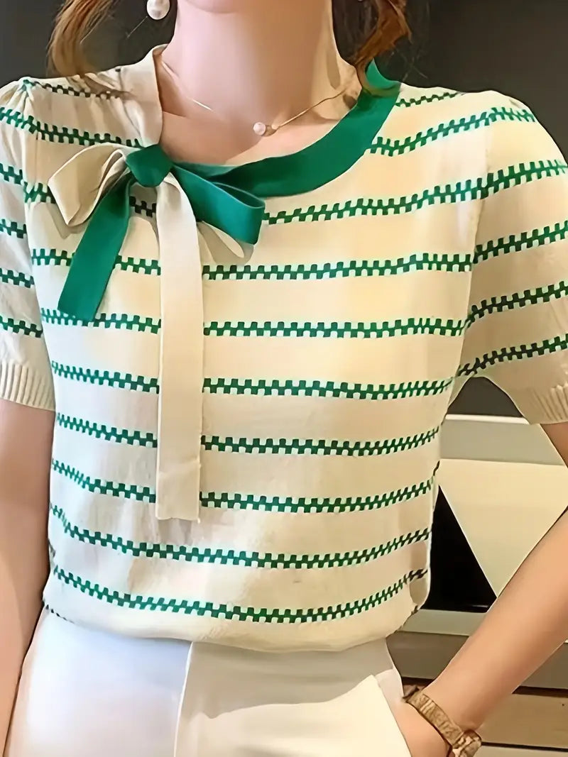 Fudus gestreiftes Polohemd mit V-Ausschnitt