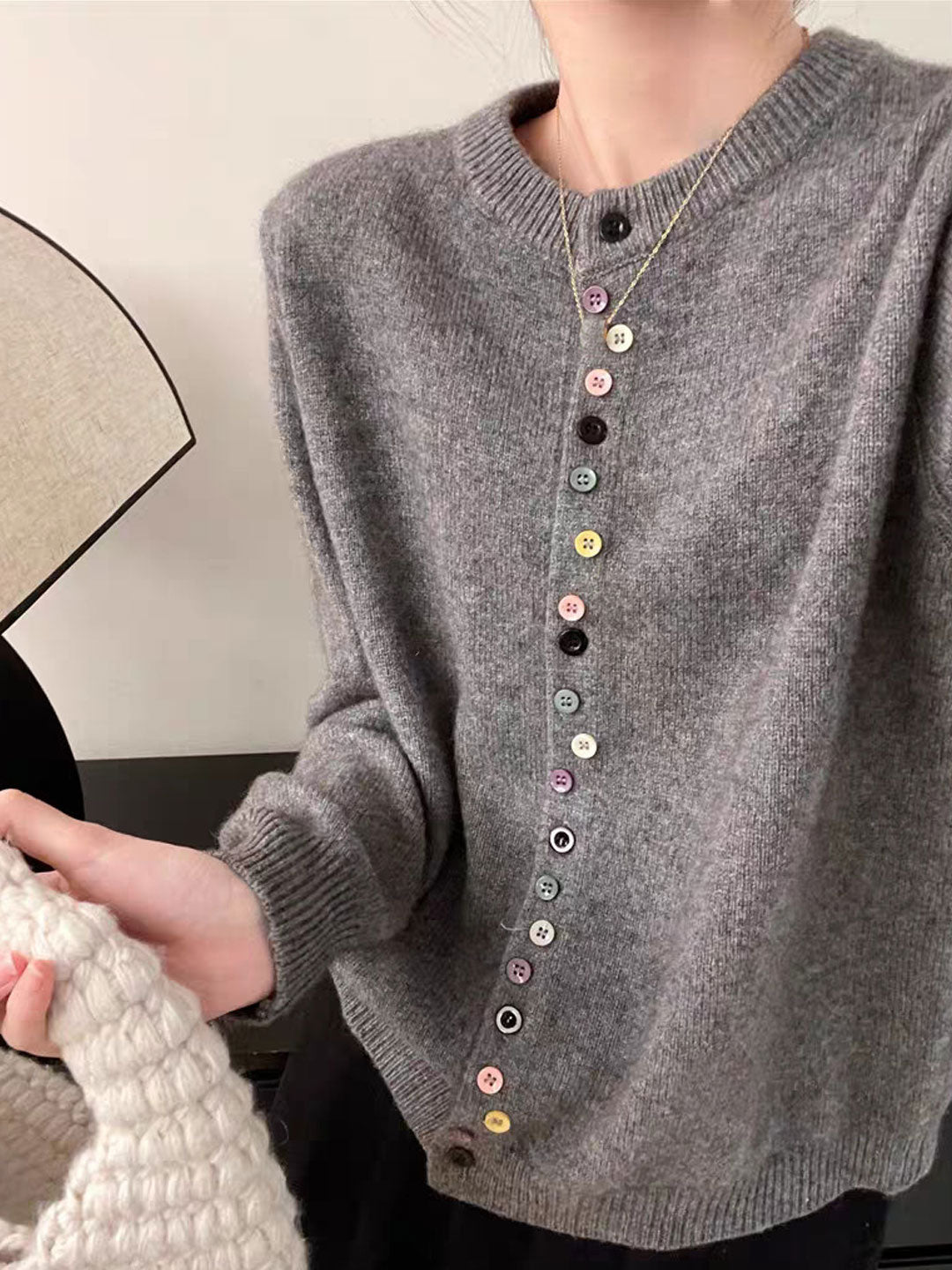 Krohn-e | Cardigan mit Rundhalsausschnitt Regenbogenknöpfe Weich und Verspielt