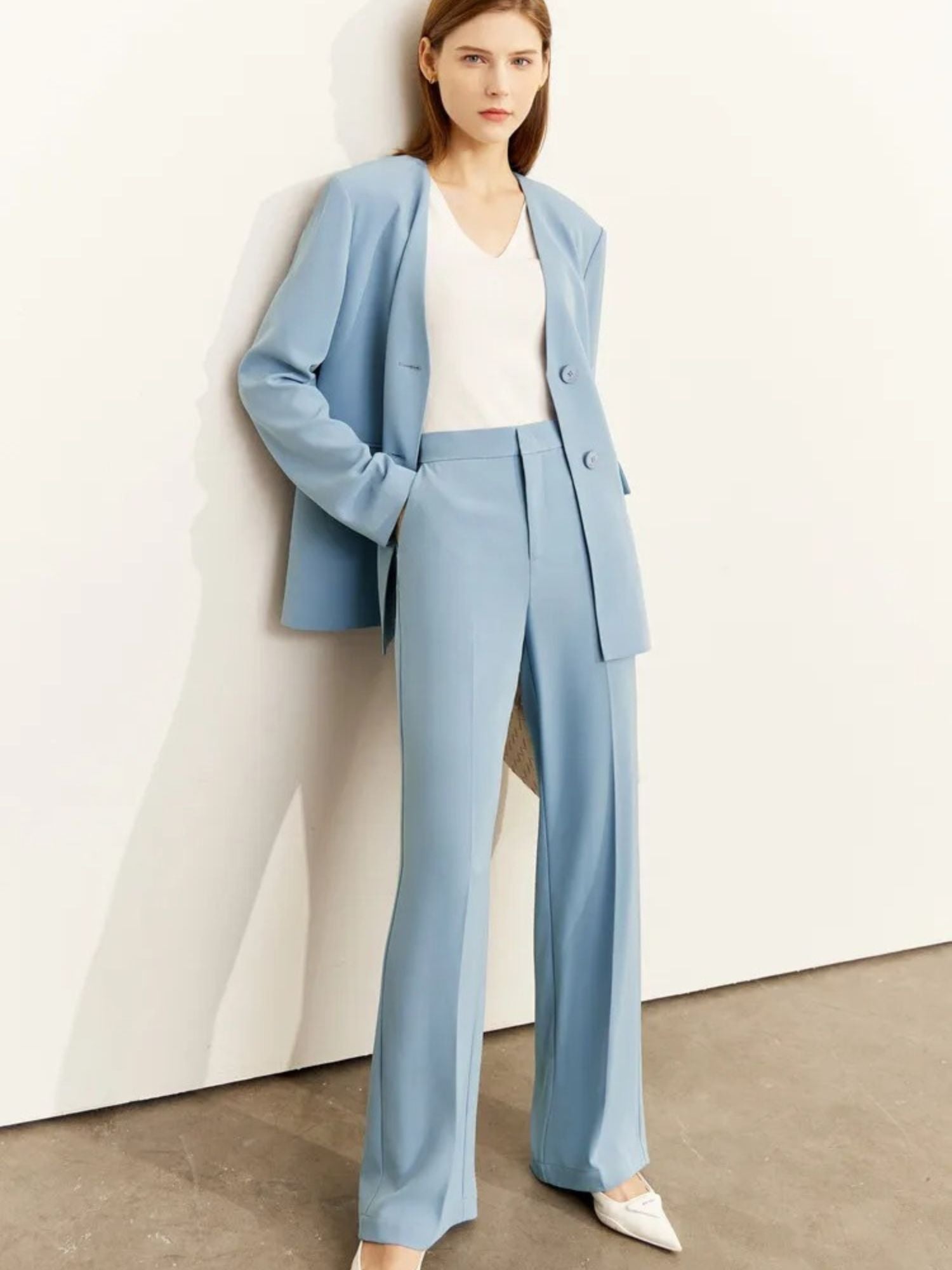 Blazer und Hose im Minimalist-Design mit V-Ausschnitt
