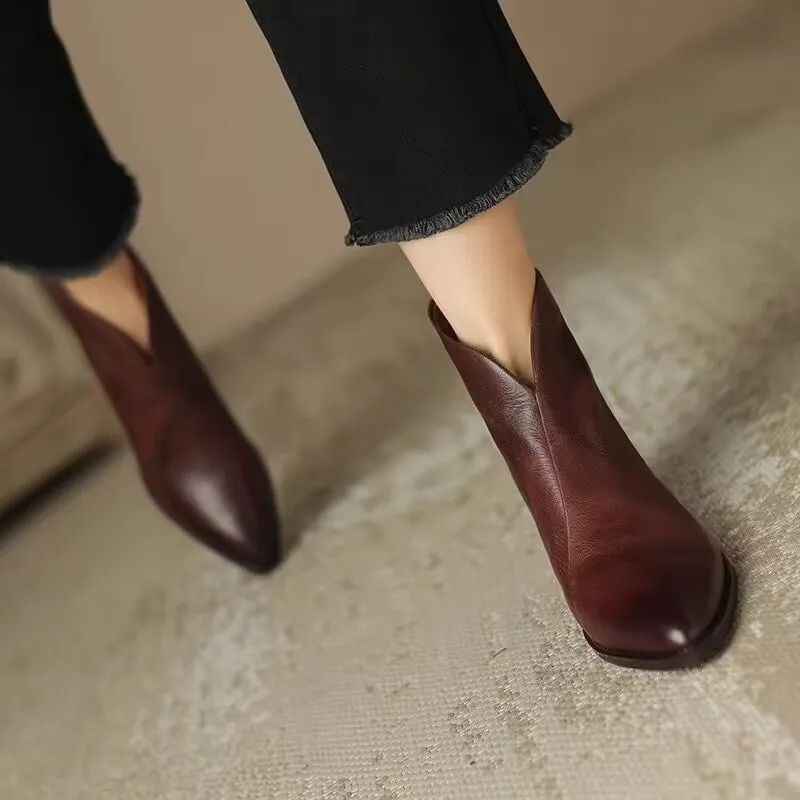 Krohn-e | Stiefeletten Leder Spitze Seitenreißverschluss Blockabsatz Elegante Passform