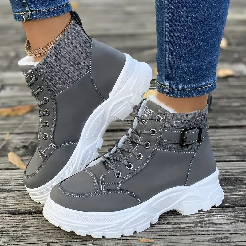 Einfache, kurze Plateau-Stiefeletten für Damen von Sina