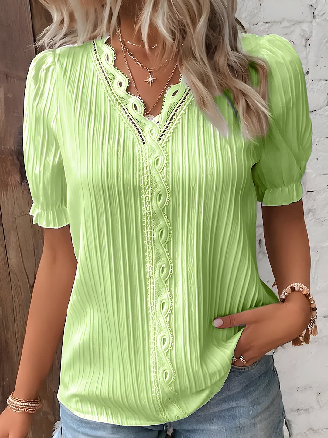 Elegante Bluse mit V-Ausschnitt, Spitzendetail, Faltenstruktur, kurzen Puffärmeln und lockerer Passform von Fudus.