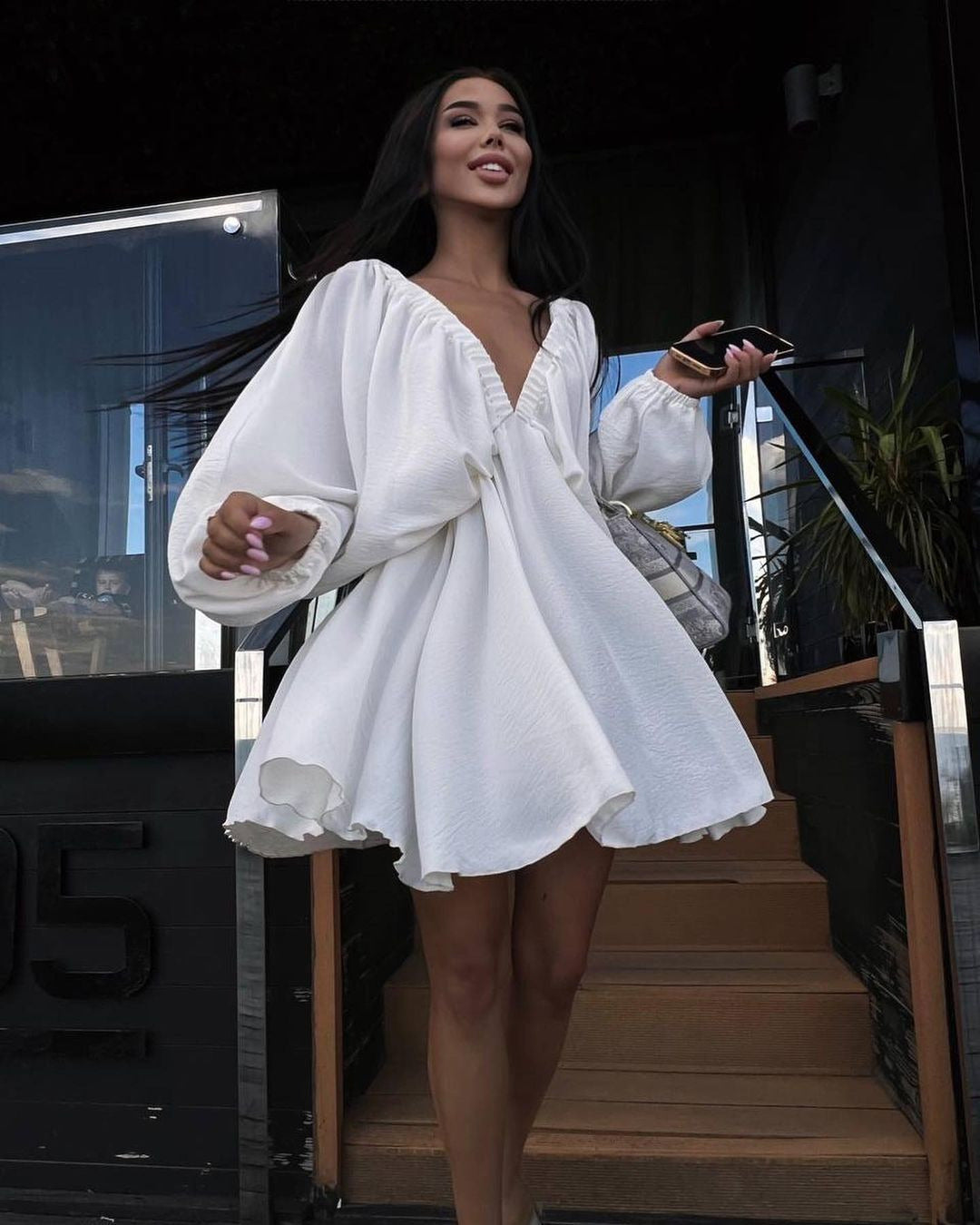 Hayley Kleid mit V-Ausschnitt und Laternenärmeln