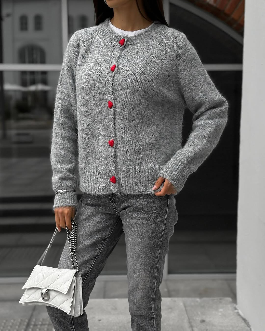 Krohn-e | Kuschelige Strickjacke mit Herzknöpfen