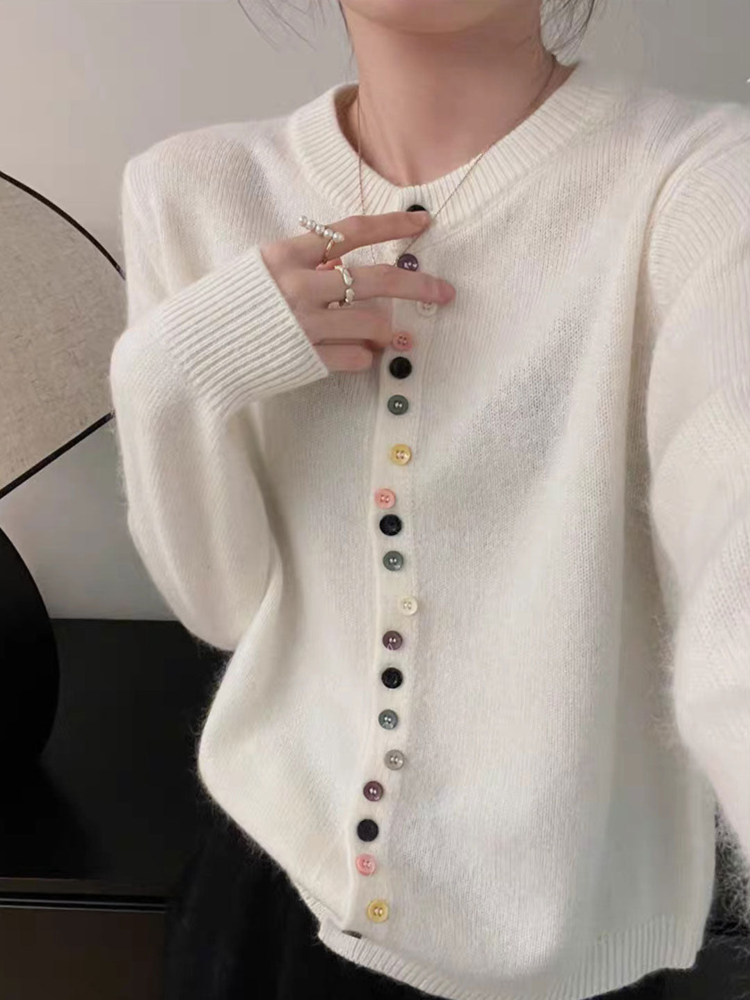 Krohn-e | Cardigan mit Rundhalsausschnitt Regenbogenknöpfe Weich und Verspielt