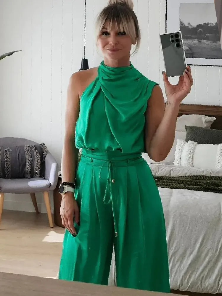 Damen-Modekostüm mit Bluse und weiten Hosen