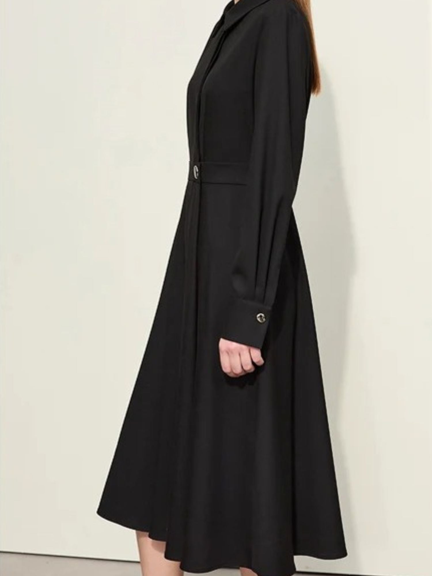 Wadenlanges Kleid mit asymmetrischem Schnitt und Metallgürtelschnalle