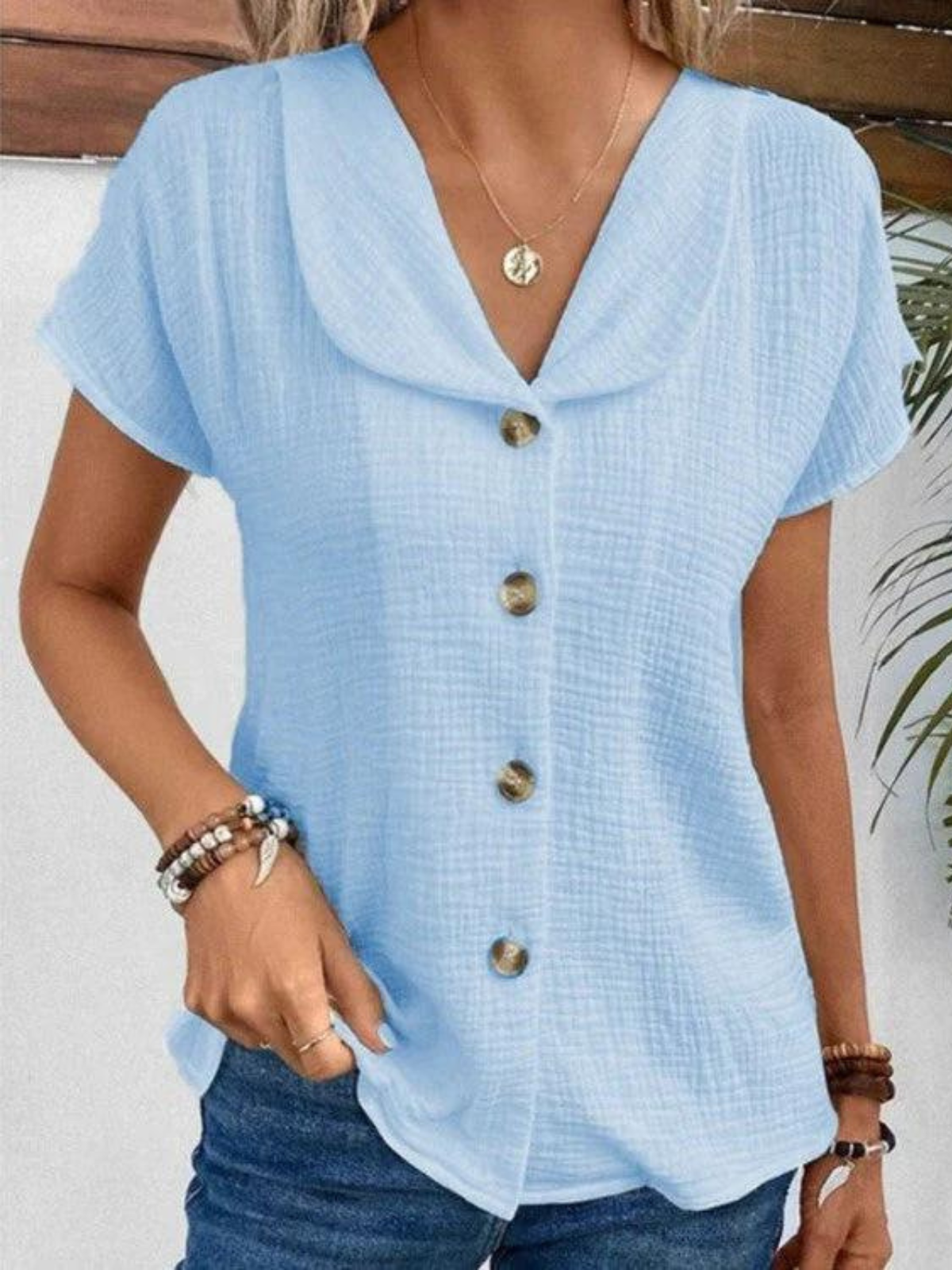 Modische Bluse von Elina mit Stehkragen und Knöpfen