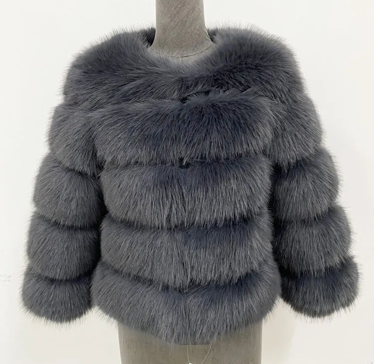 Kuscheliges schwarzes Kunstfell