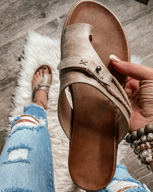KROHN-E Damen Zehentrenner Sandalen Flach Taupe Cognac Boho-Style